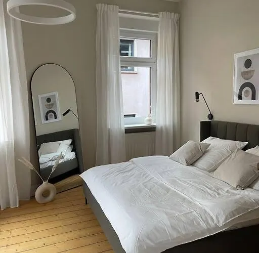 Bg Living & Hosting - Exklusive Jugendstilwohnung An Der Mosel In - 2 Schlafzimmer, Bis 4 Personen, Fahrradkeller, Waschmaschine & Trockner